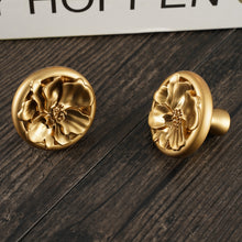Cargar imagen en el visor de la galería, Two heavy-duty zinc alloy gold petal knobs displayed on wood, highlighting the rust-resistant and anti-fading surface