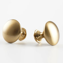Carica l'immagine nel visualizzatore di Gallery, Zinc Alloy Round Cabinet Knobs in brushed brass finish, showcasing a premium smooth design, perfect for modern cabinetry.