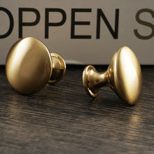 Carica l'immagine nel visualizzatore di Gallery, Round Cabinet Knobs in brushed brass finish, showcasing a sleek and modern design for cabinetry.