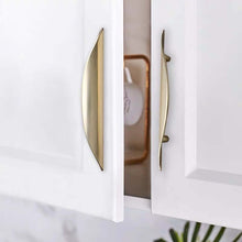 Cargar imagen en el visor de la galería, Tiradores curvos de latón cepillado de alta calidad, paquete de 10, modernos y minimalistas, para armarios, cajones y muebles.
