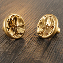 Cargar imagen en el visor de la galería, Gold Petal Knobs - Flower drawer pulls elegantly designed for cabinets, showcasing intricate floral details.
