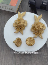 Cargar y reproducir el video en el visor de la galería, A video showing the heavy-duty texture and matte gold finish of the flower-shaped cabinet knob from Triumph Hardware.
