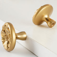 Cargar imagen en el visor de la galería, Gold Petal Knobs - Elegant flower drawer pulls in gold finish for cabinets, pack of 2.
